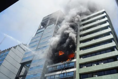 Fuerte incendió en el edificio de al lado del Ministerio de Trabajo: hay personas atrapadas en la terraza