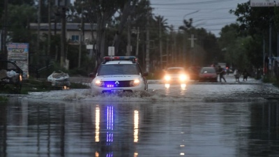 El video de los bomberos rescatando gente por las inundaciones en Quilmes