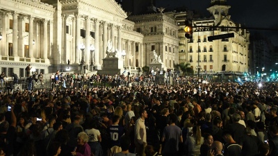 Las reacciones después del DNU de Milei: cacerolazos, concentraciones frente al Congreso y pedidos de Paro Nacional