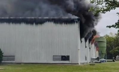 Tremendo incendio en una fábrica de bañeras de Pilar