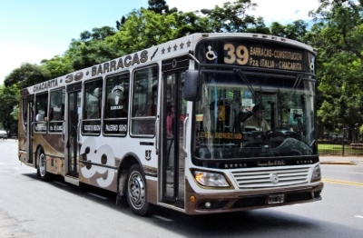 Chocaron un colectivo de la línea 39 y una camioneta en Palermo