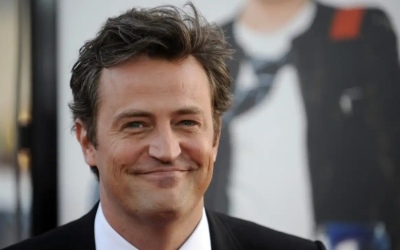 El duro relato de una ex de Matthew Perry: "Lo encontré en el sofá con las manos pegadas a las piernas"