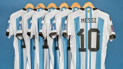 ¡Se subastaron!: ¿Cuánto pagaron por las camisetas que Messi usó en Qatar 2022?