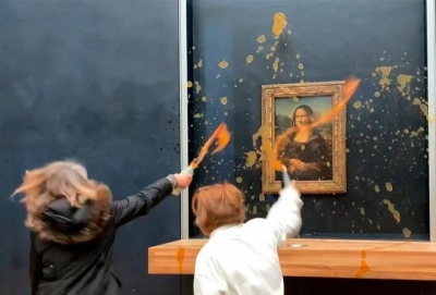 Activistas le tiraron sopa al cuadro de "La Gioconda" en Museo del Louvre de Paris