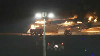 Un avión chocó contra una aeronave militar y se incendió en Tokio: hay cinco desaparecidos