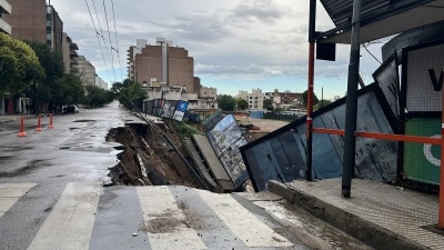 Temporal en Córdoba: socavón de 30 metros, La Cañada a tope y casas inundadas