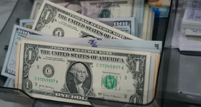 El Dólar Blue retrocedió $15, pero no baja de los $1200