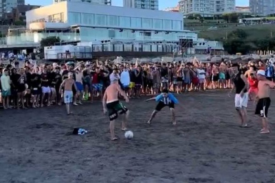 El partido en una playa de Mar de Plata que se volvió viral: ¿qué habían apostado y cómo terminó?