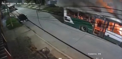 Tres jóvenes prendieron fuego un colectivo y escaparon: el video