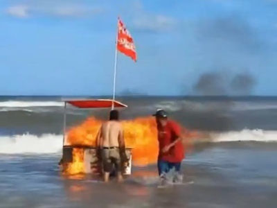 Mar del Plata: se le prendió fuego el carrito de panchos y lo empujó al mar