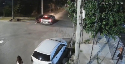 Robaron un auto con un bebé adentro y lo dejaron tirado en la calle: el video