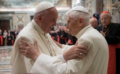 El Papa Francisco homenajeó a Benedicto XVI a un año de su muerte