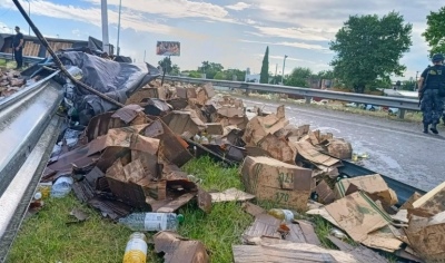 Volcó un camión que transportaba aceite y los vecinos lo saquearon: el video del momento