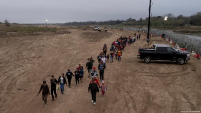 Biden demanda a Texas por una ley que permite detener a migrantes