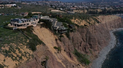 California: Una millonaria mansión está al borde del abismo y su dueña se niega a dejarla