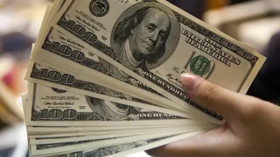 El dólar blue baja por tercer día consecutivo, ¿a cuánto se vende?