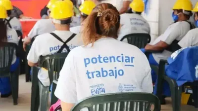 Más de 9.000 empleados públicos cobraban el plan social Potenciar Trabajo