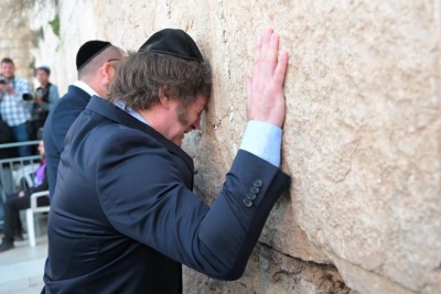 Javier Milei rezó y lloró en el Muro de los Lamentos, Israel: el video