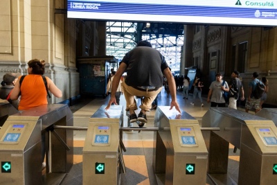 Transporte: ¿De cuánto es la multa por saltar el molinete y no pagar con la SUBE?