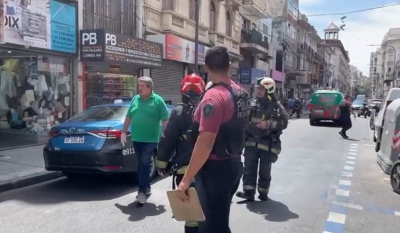 Terrible incendio en Balvanera: tres niños y una madre quedaron atrapados en un balcón