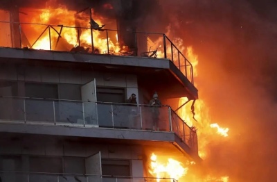 Feroz incendio en un edificio de Valencia: temen que haya víctimas mortales