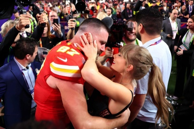 El tierno beso entre Taylor Swift y Travis Kelce por el triunfo de los Kansas City Chiefs