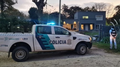 Detuvieron a una mujer por romper a piedrazos la puerta de la casa de su ex