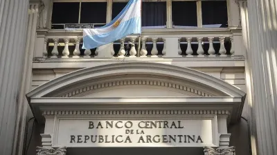 El Banco Central bajó la tasa de referencia del 110% al 80% y liberó el interés de los plazos fijos