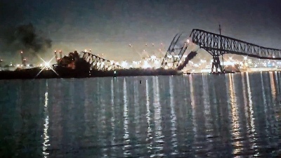 Un barco chocó contra el puente de Baltimore y este se derrumbó: hay desaparecidos