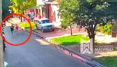 Un carnicero reconoció al hombre que lo había estafado, lo corrió y le pegó: el video