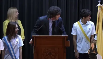 Se desmayaron dos estudiantes durante un discurso de Milei en un colegio: el video