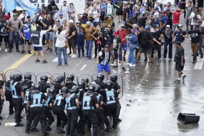 Incidentes entre piqueteros y la Policía en los puentes Pueyrredón y Saavedra