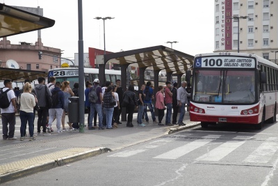 El ingreso de los trabajadores argentinos, medido en dólares, tocó su punto histórico más bajo