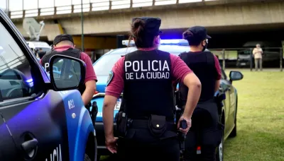 Un motoquero murió aplastado por un camión de basura