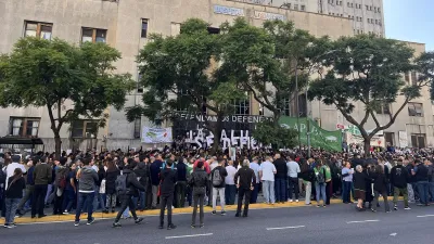 Multitudinario abrazo simbólico al Hospital de Clínicas por el desfinanciamiento del Gobierno