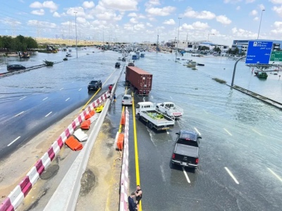 Dubai sufrió la peor lluvia en 75 años: muertos, evacuados y tremendas imágenes de inundaciones