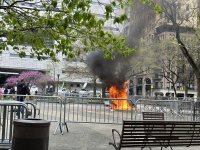 Un hombre se prendió fuego frente al tribunal donde es juzgado Donald Trump en Nueva York