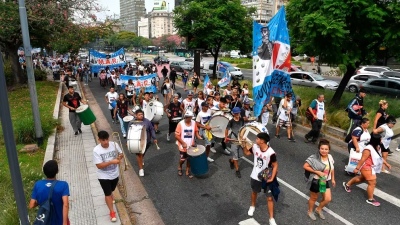 Piqueteros marchan al Ministerio de Capital Humano por la falta de asistencia del Gobierno