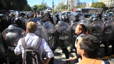 Protocolo antipiquetes: la Policía reprimió a docentes y jubilados