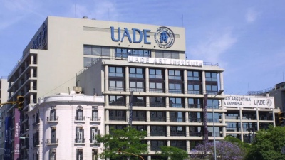 Estudiantes de la UADE se suman a la marcha de la UBA