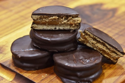 Cuáles son los mejores alfajores según la calidad de su cobertura de chocolate