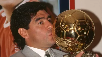 De garaje a galería: El Balón de Oro de Maradona encontrado será subastado