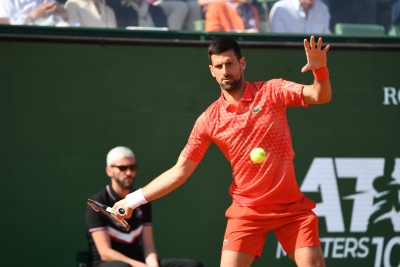 Entre aplausos y sustos: Djokovic recibió un botellazo en la cabeza por accidente