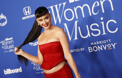 Katy Perry sorprende con un vestido Balenciaga de 150 metros
