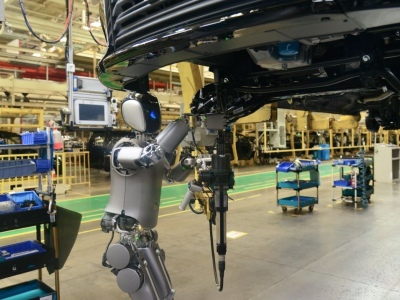 Una marca fabricará autos con robots humanoides