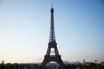 Juegos Olímpicos París 2024: ya se colgaron los icónicos anillos en la Torre Eiffel