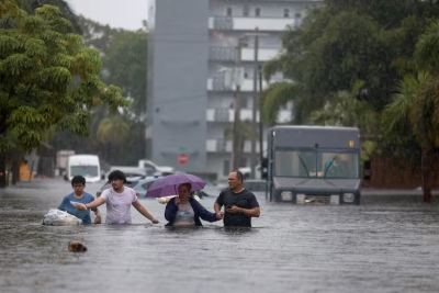 Miami inundada por las intensas lluvias y amenazada por huracanes