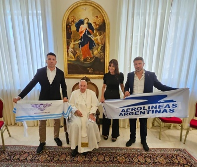 La foto del papa Francisco con sindicalistas y una bandera de Aerolíneas Argentinas