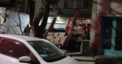 Un camión chocó dos autos y terminó adentro de un edificio
