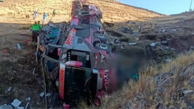 Terrible accidente en Perú: un colectivo cayó al vacío y murieron 29 personas